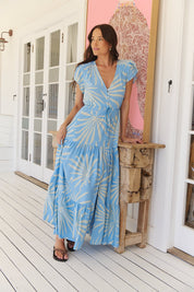 Hellblaues Maxikleid mit Blattmuster und V-Ausschnitt - Blossom Hair & Fashion