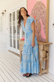 Hellblaues Maxikleid mit Blattmuster und V-Ausschnitt - Blossom Hair & Fashion