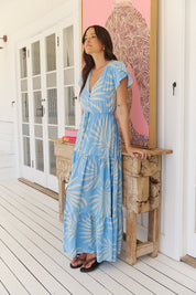 Hellblaues Maxikleid mit Blattmuster und V-Ausschnitt - Blossom Hair & Fashion