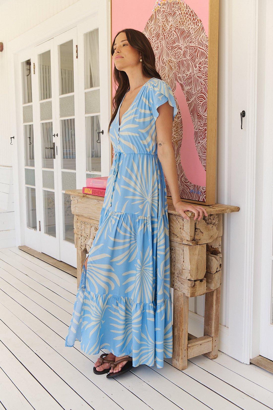 Hellblaues Maxikleid mit Blattmuster und V-Ausschnitt - Blossom Hair & Fashion