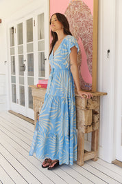Hellblaues Maxikleid mit Blattmuster und V-Ausschnitt - Blossom Hair & Fashion
