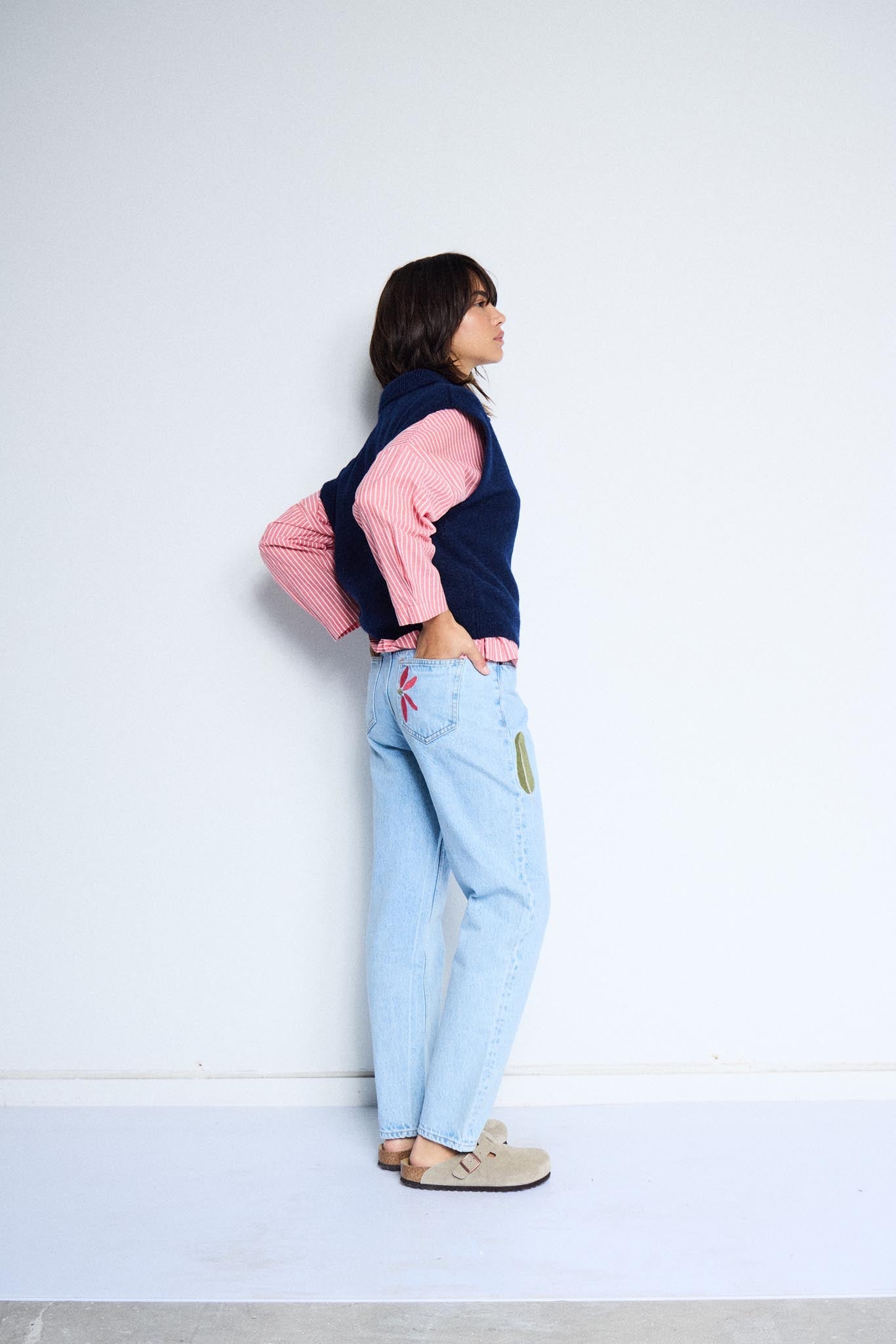 High Waist Jeans in Hellblau mit Stickdetail - Blossom Hair & Fashion