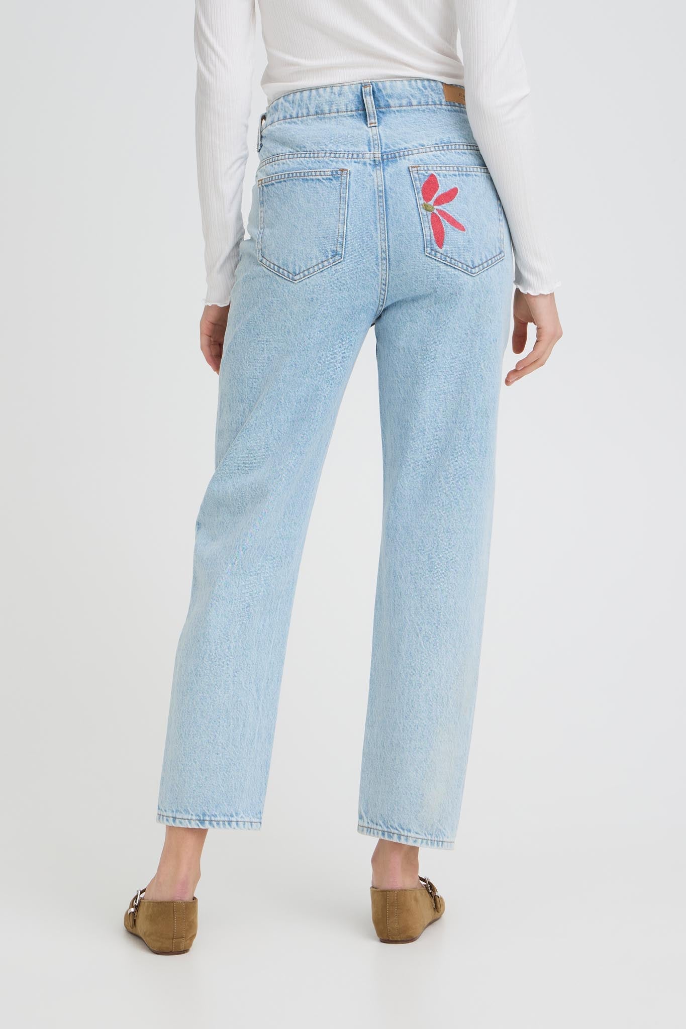 High Waist Jeans in Hellblau mit Stickdetail - Blossom Hair & Fashion