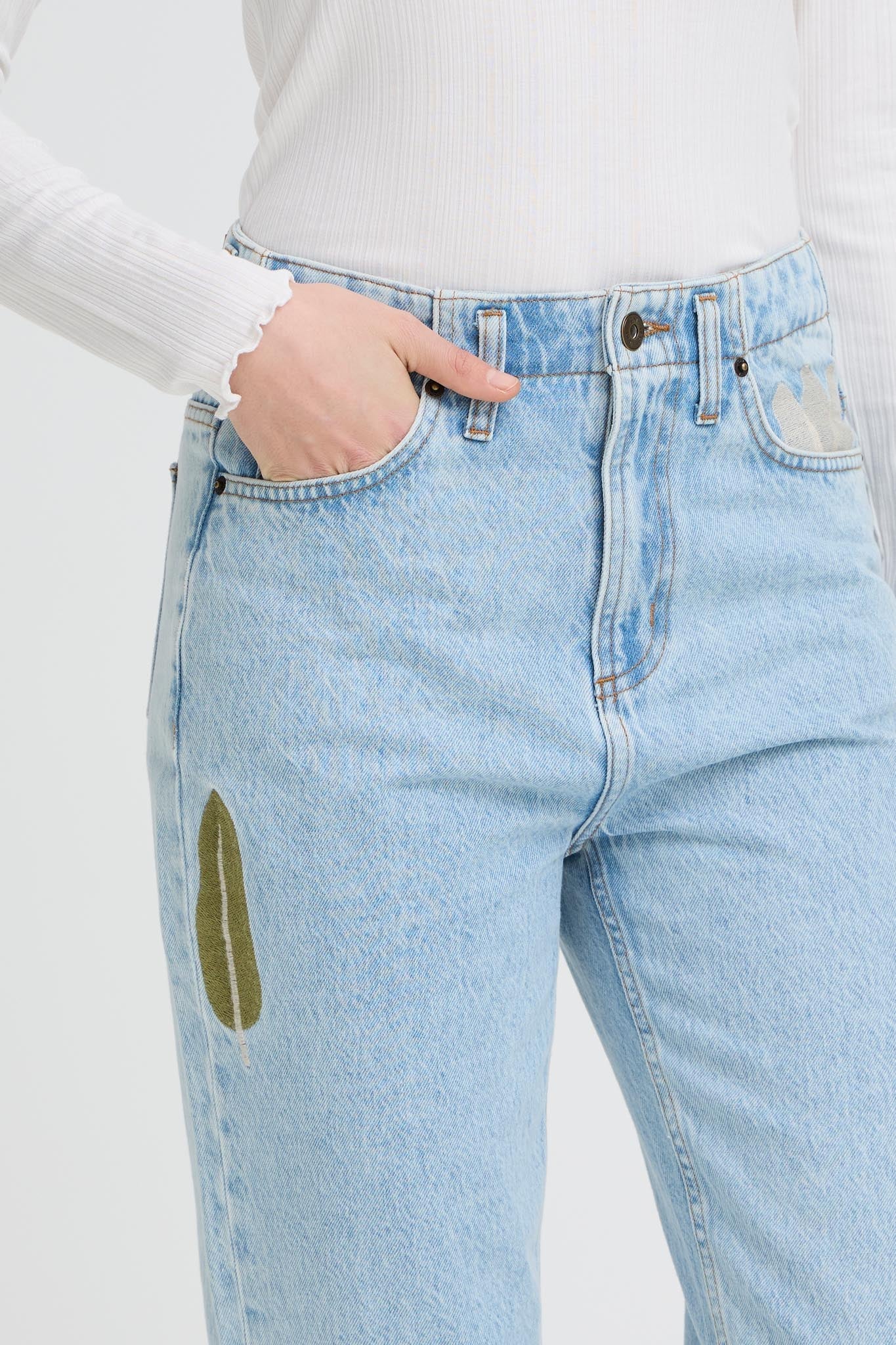 High Waist Jeans in Hellblau mit Stickdetail - Blossom Hair & Fashion