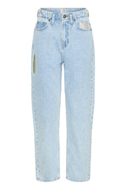 High Waist Jeans in Hellblau mit Stickdetail - Blossom Hair & Fashion