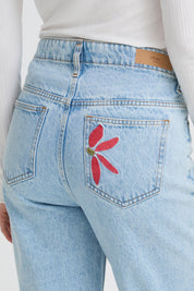 High Waist Jeans in Hellblau mit Stickdetail - Blossom Hair & Fashion
