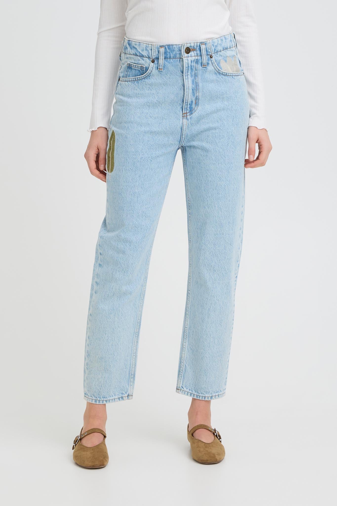 High Waist Jeans in Hellblau mit Stickdetail - Blossom Hair & Fashion