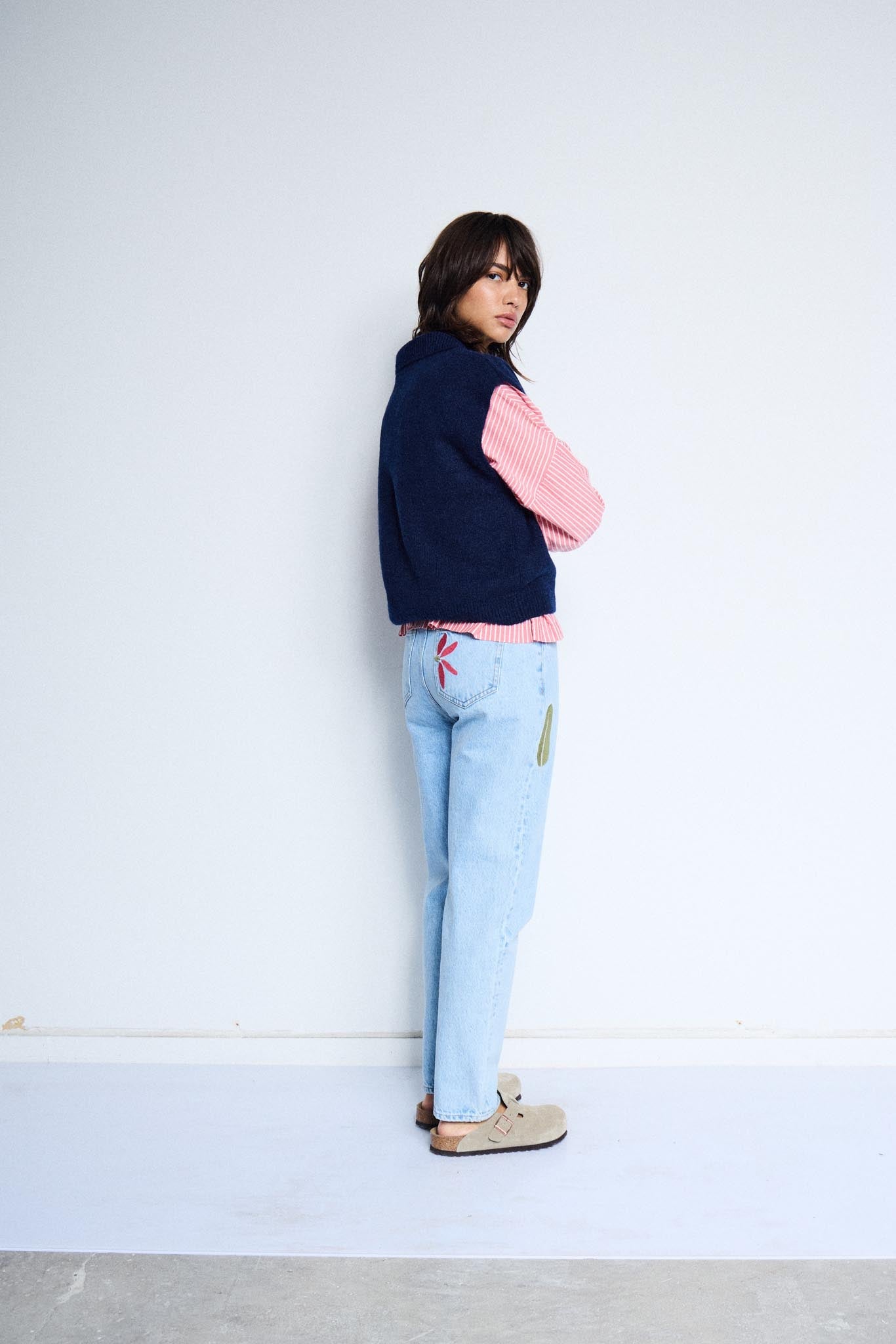 High Waist Jeans in Hellblau mit Stickdetail - Blossom Hair & Fashion