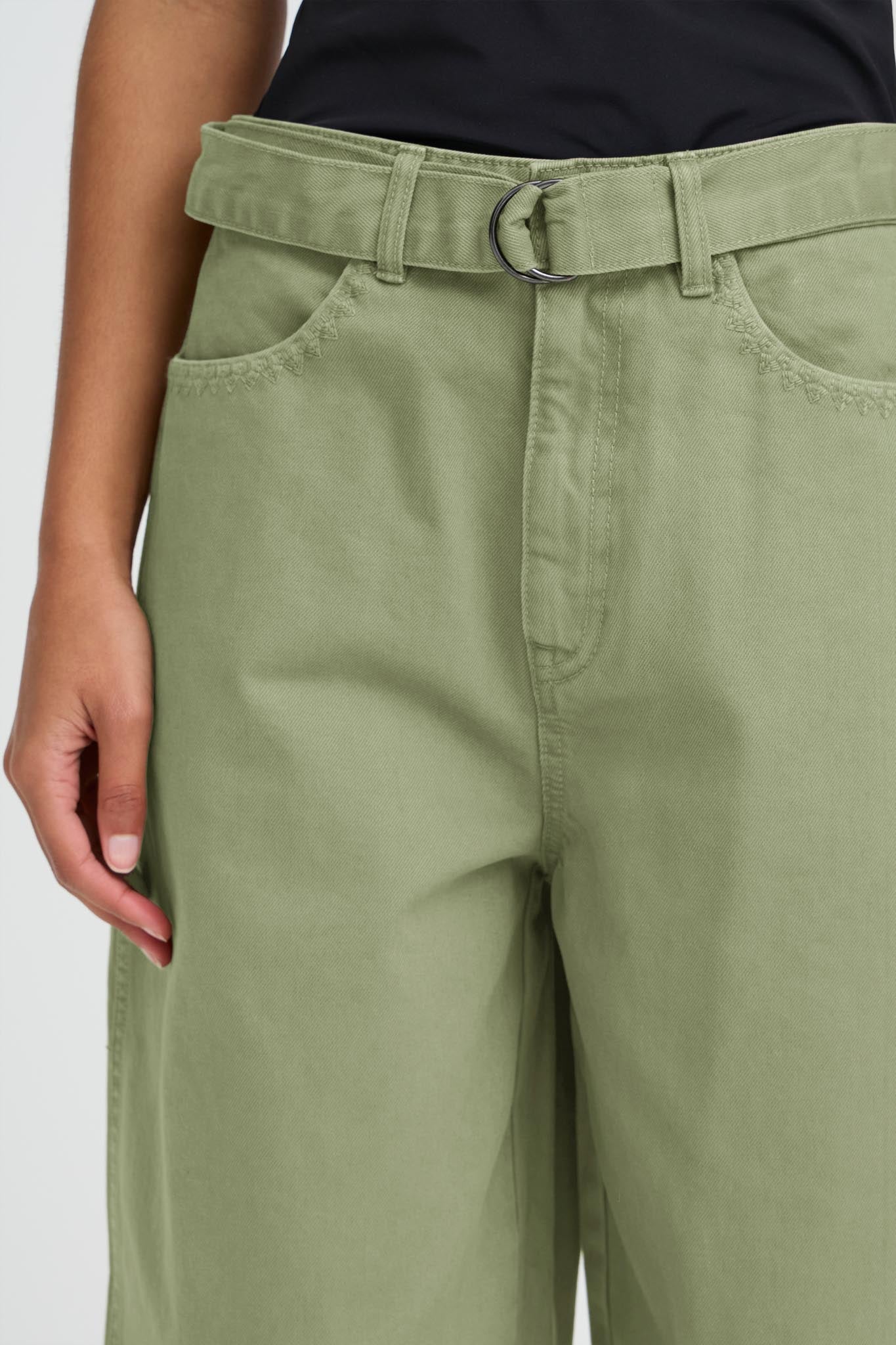 Hose in Grün mit Gürtel im Loose Fit - Blossom Hair & Fashion