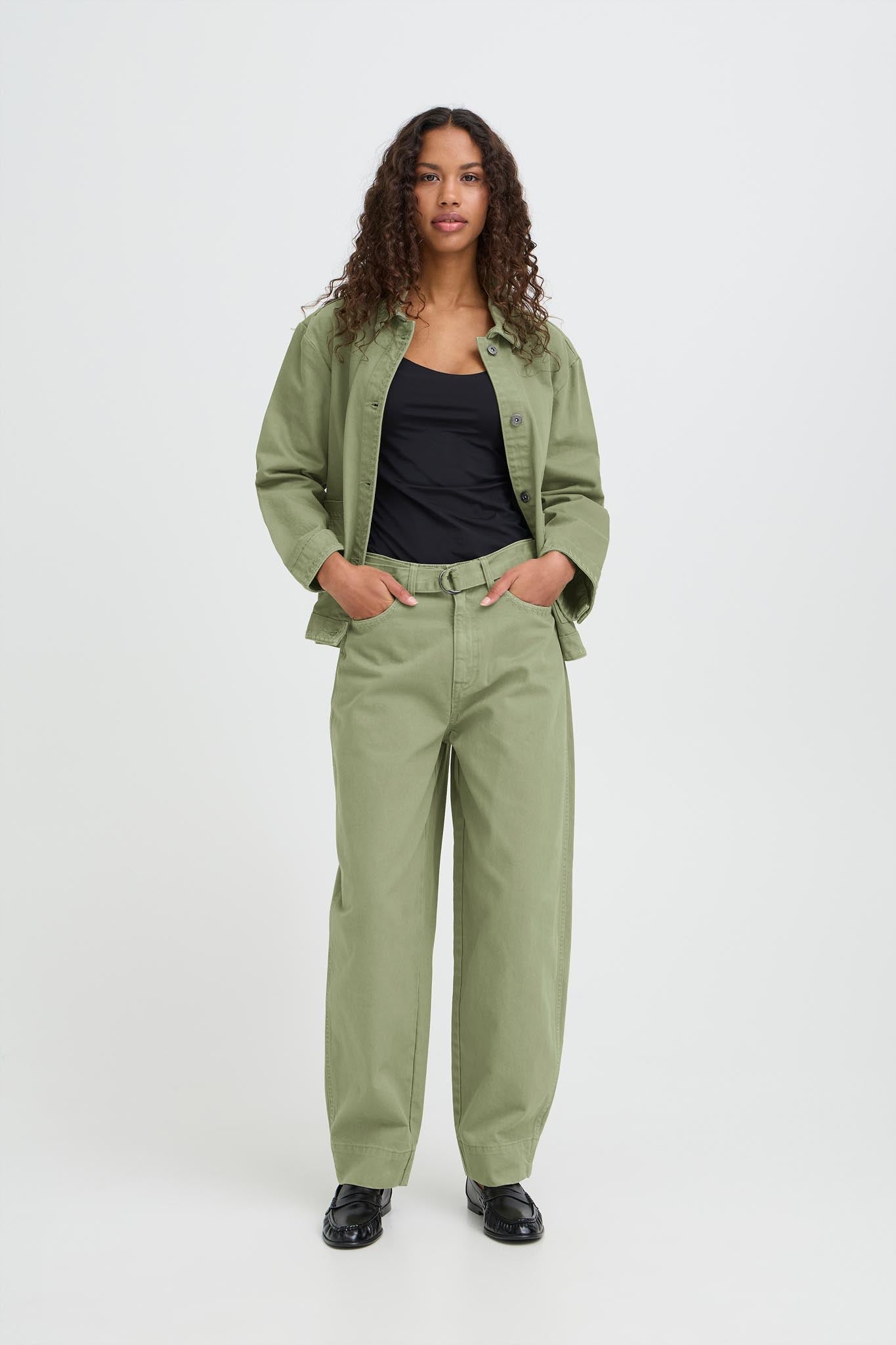 Hose in Grün mit Gürtel im Loose Fit - Blossom Hair & Fashion