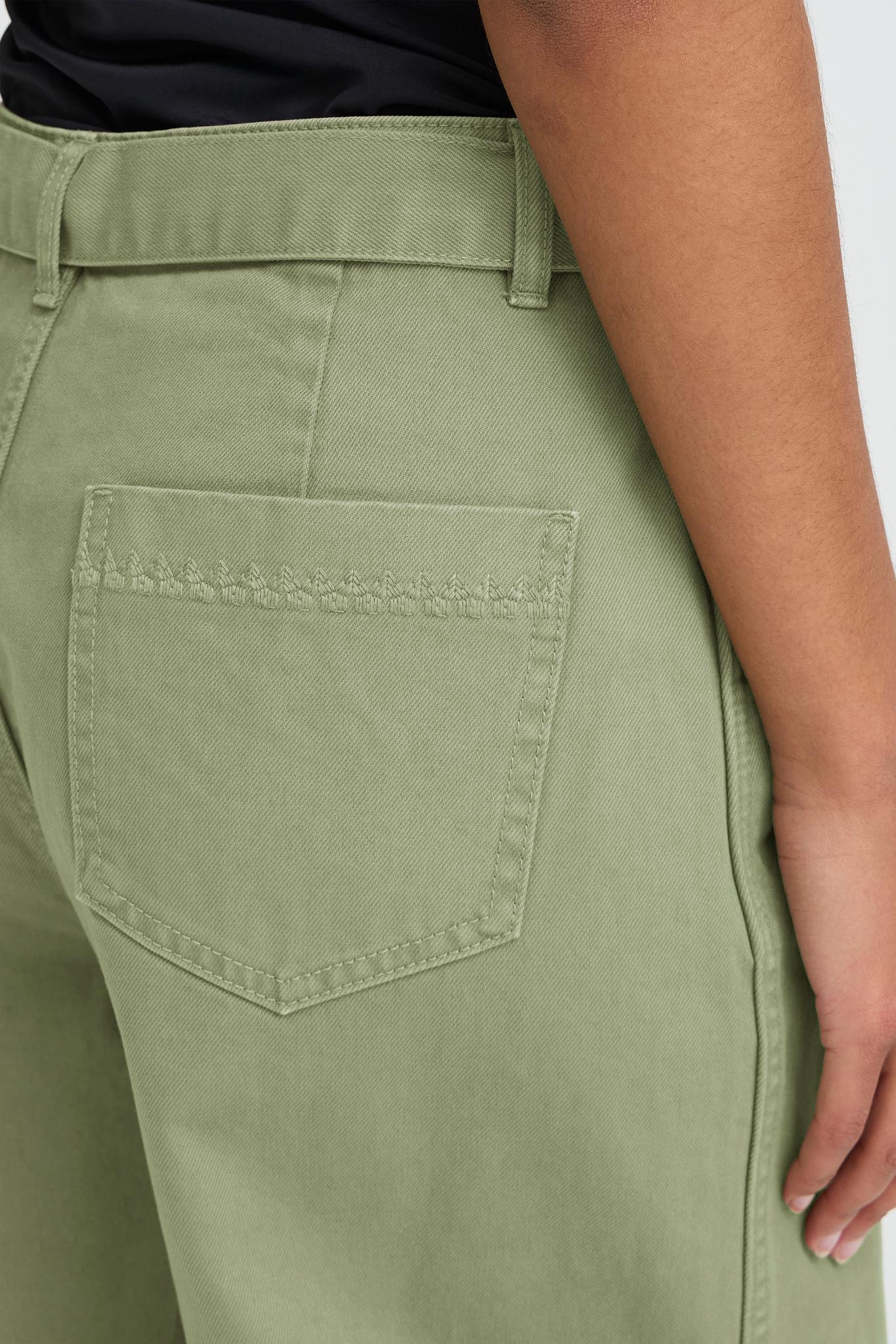 Hose in Grün mit Gürtel im Loose Fit - Blossom Hair & Fashion