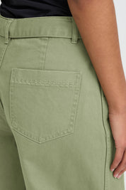 Hose in Grün mit Gürtel im Loose Fit - Blossom Hair & Fashion