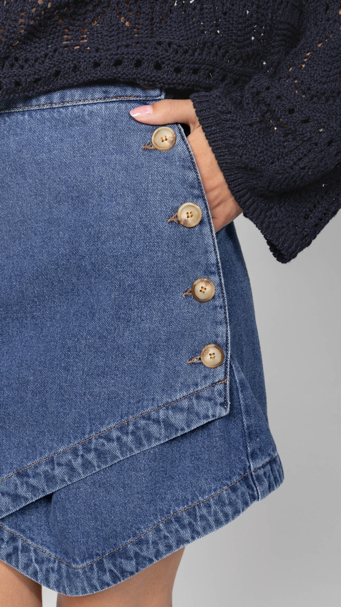 Jeansrock mit Wickeloptik und Knopfdetails - Blossom Hair & Fashion
