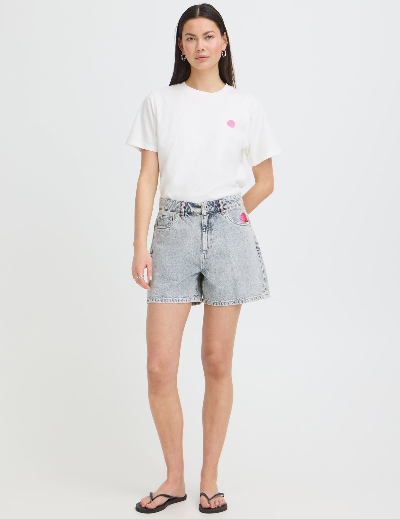 Jeansshorts mit Stickerei in Hellblau - Blossom Hair & Fashion