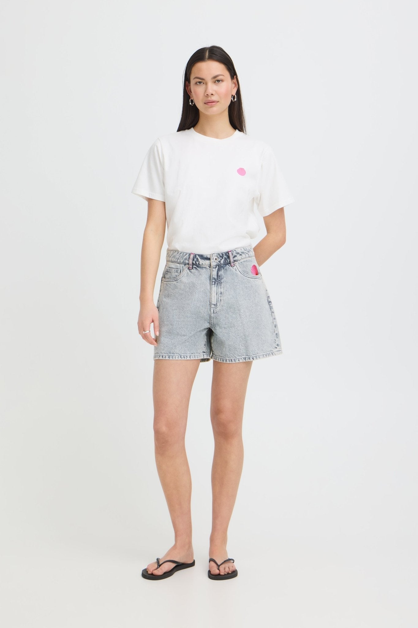 Jeansshorts mit Stickerei in Hellblau - Blossom Hair & Fashion