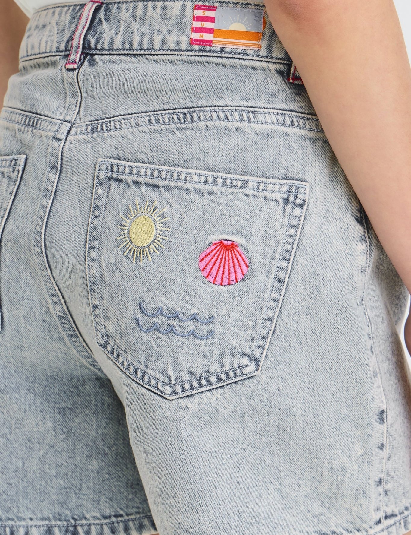 Jeansshorts mit Stickerei in Hellblau - Blossom Hair & Fashion