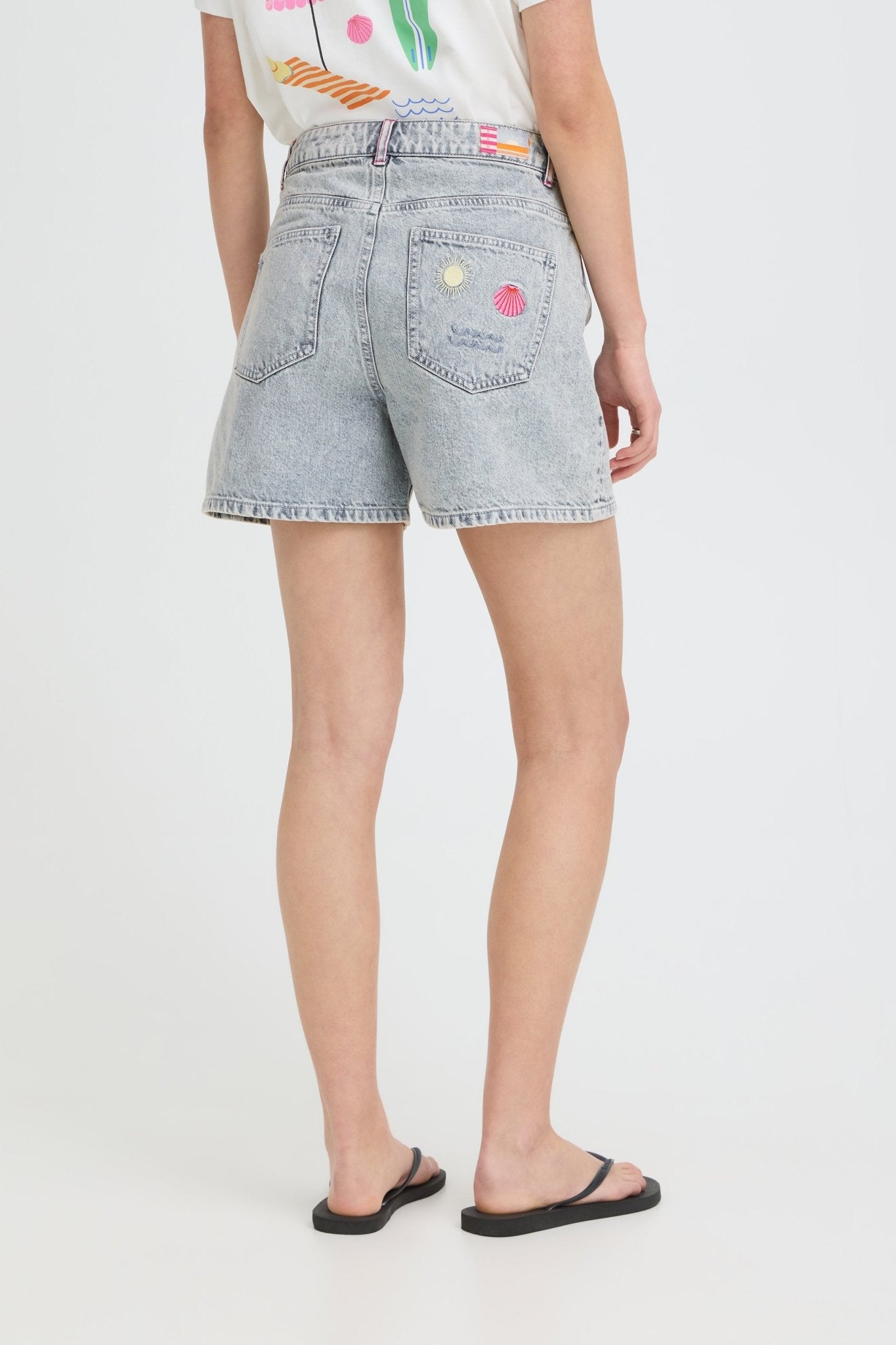 Jeansshorts mit Stickerei in Hellblau - Blossom Hair & Fashion