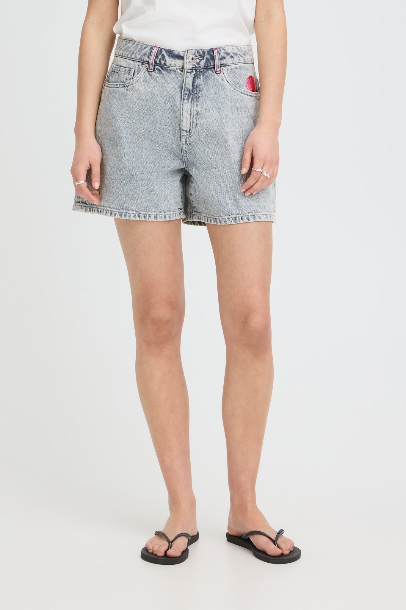 Jeansshorts mit Stickerei in Hellblau - Blossom Hair & Fashion