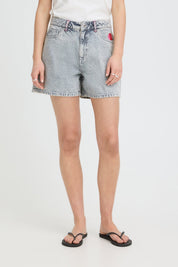 Jeansshorts mit Stickerei in Hellblau - Blossom Hair & Fashion