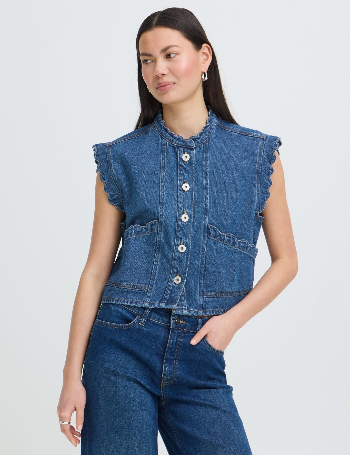 Jeansweste mit Volantkante in Dunkelblau - Blossom Hair & Fashion