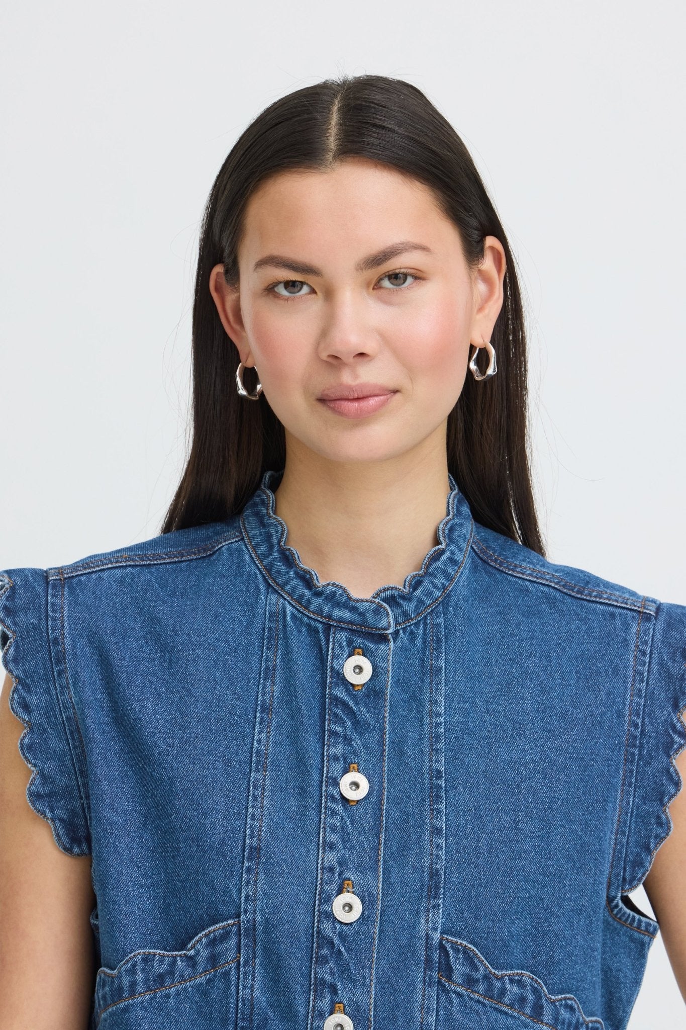 Jeansweste mit Volantkante in Dunkelblau - Blossom Hair & Fashion