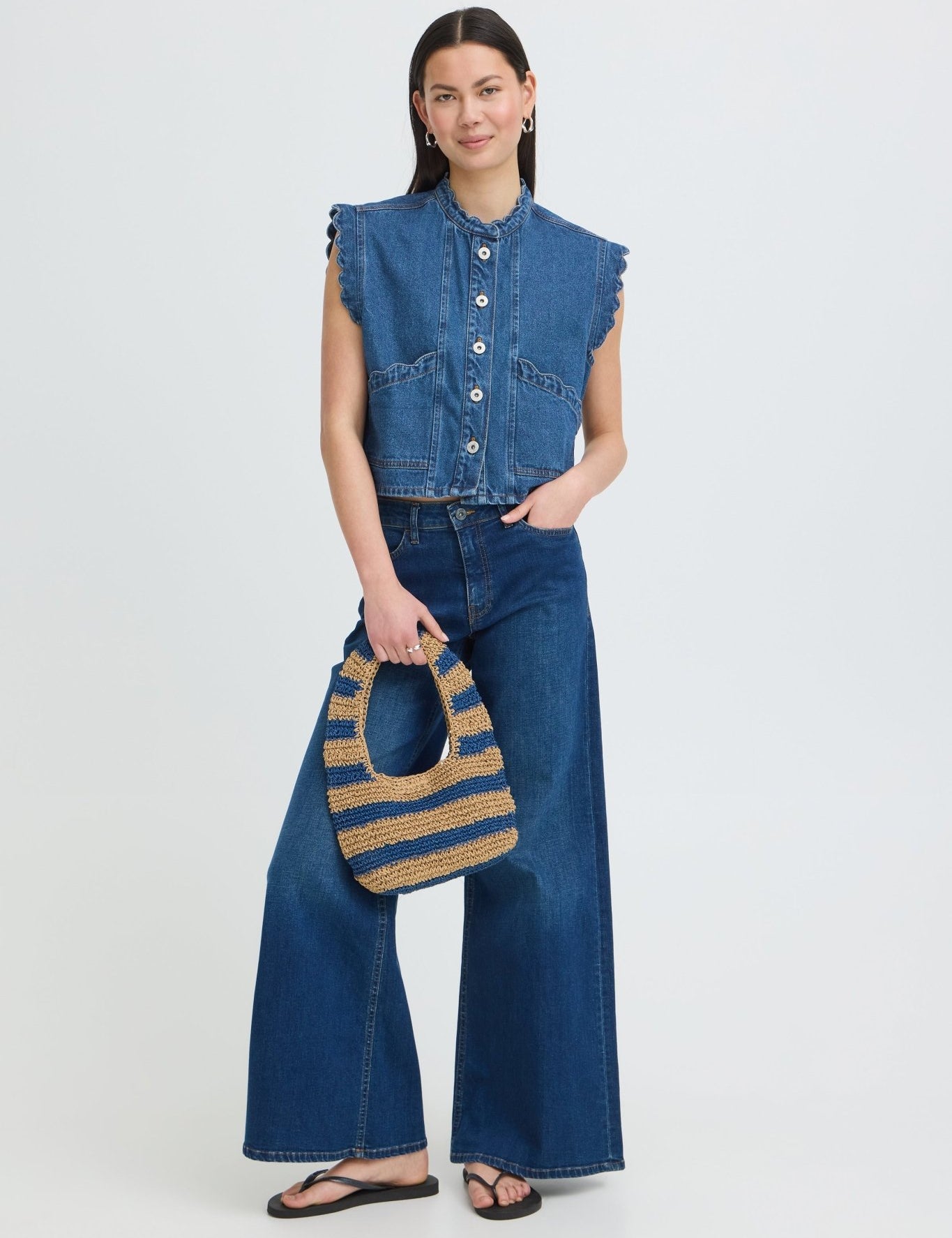 Jeansweste mit Volantkante in Dunkelblau - Blossom Hair & Fashion