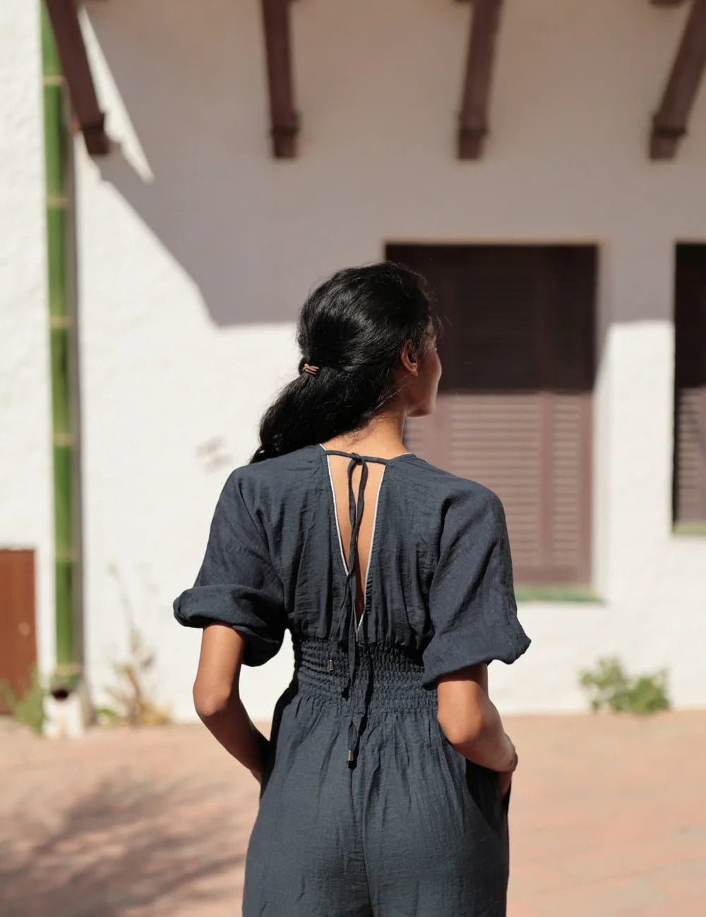 Jumpsuit mit Smoktaille und V - Ausschnitt - Blossom Hair & Fashion