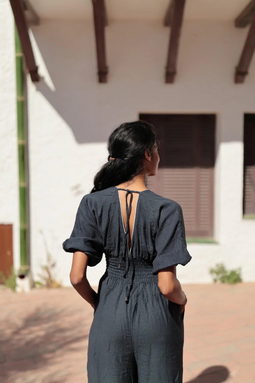 Jumpsuit mit Smoktaille und V - Ausschnitt - Blossom Hair & Fashion