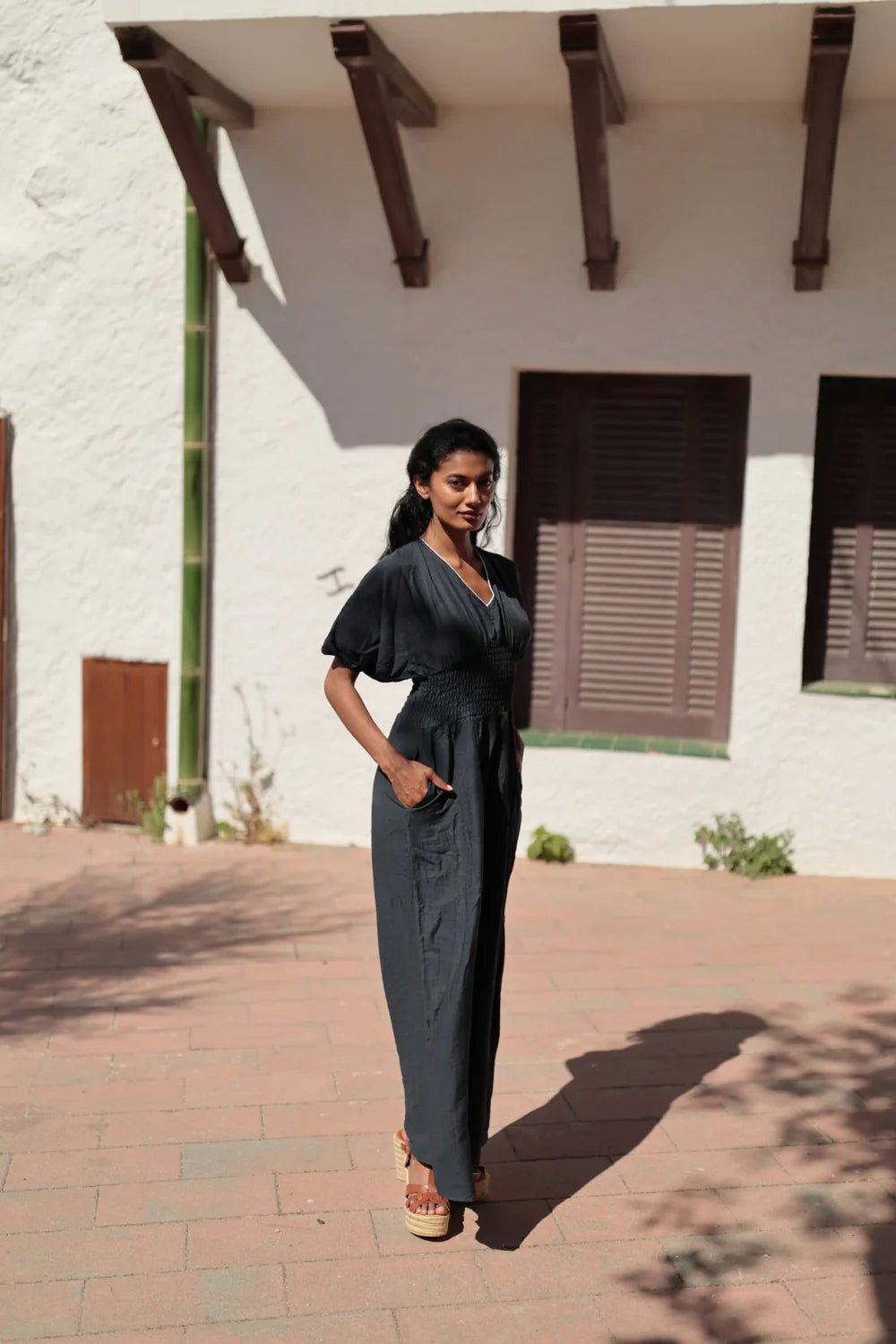 Jumpsuit mit Smoktaille und V - Ausschnitt - Blossom Hair & Fashion