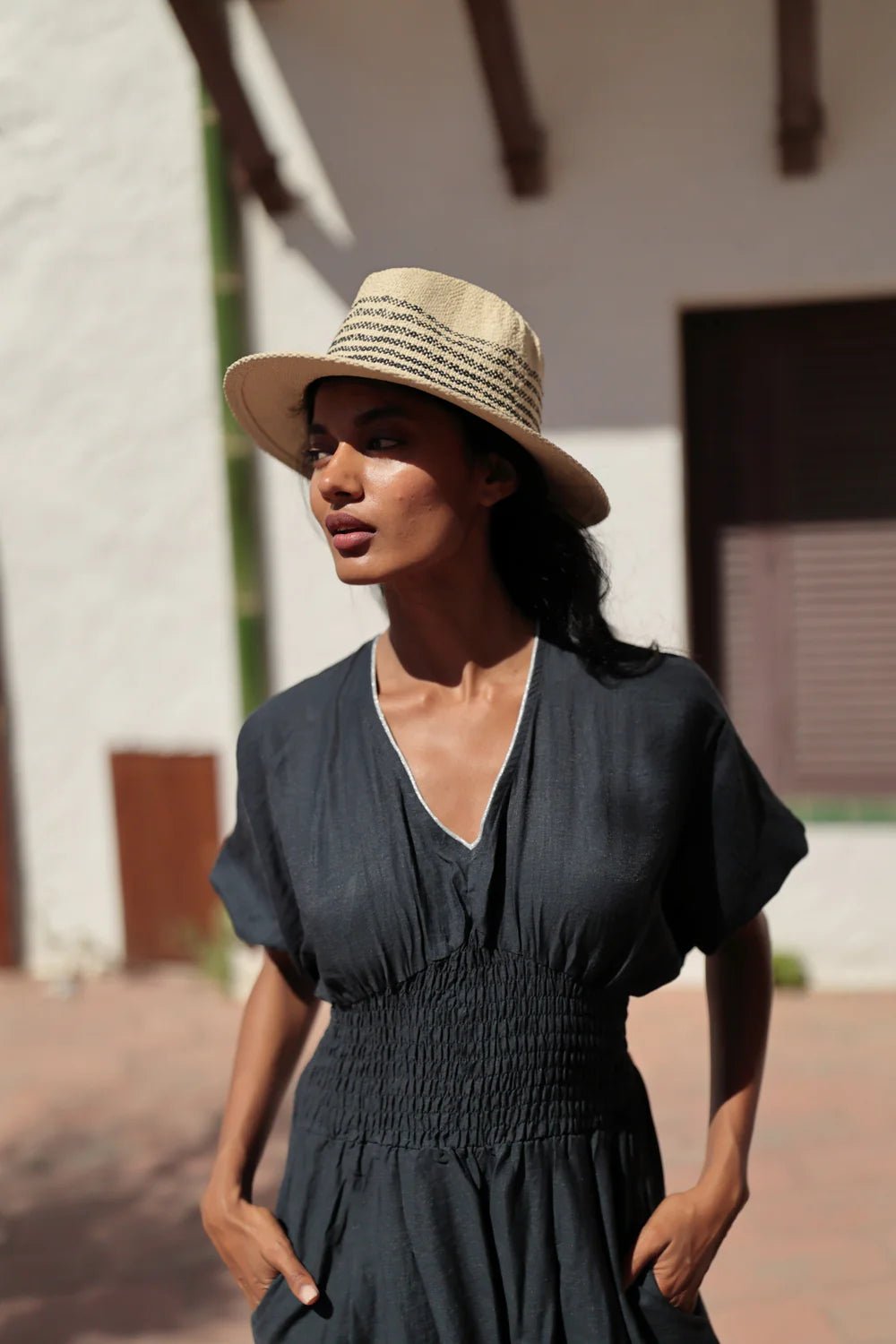 Jumpsuit mit Smoktaille und V - Ausschnitt - Blossom Hair & Fashion