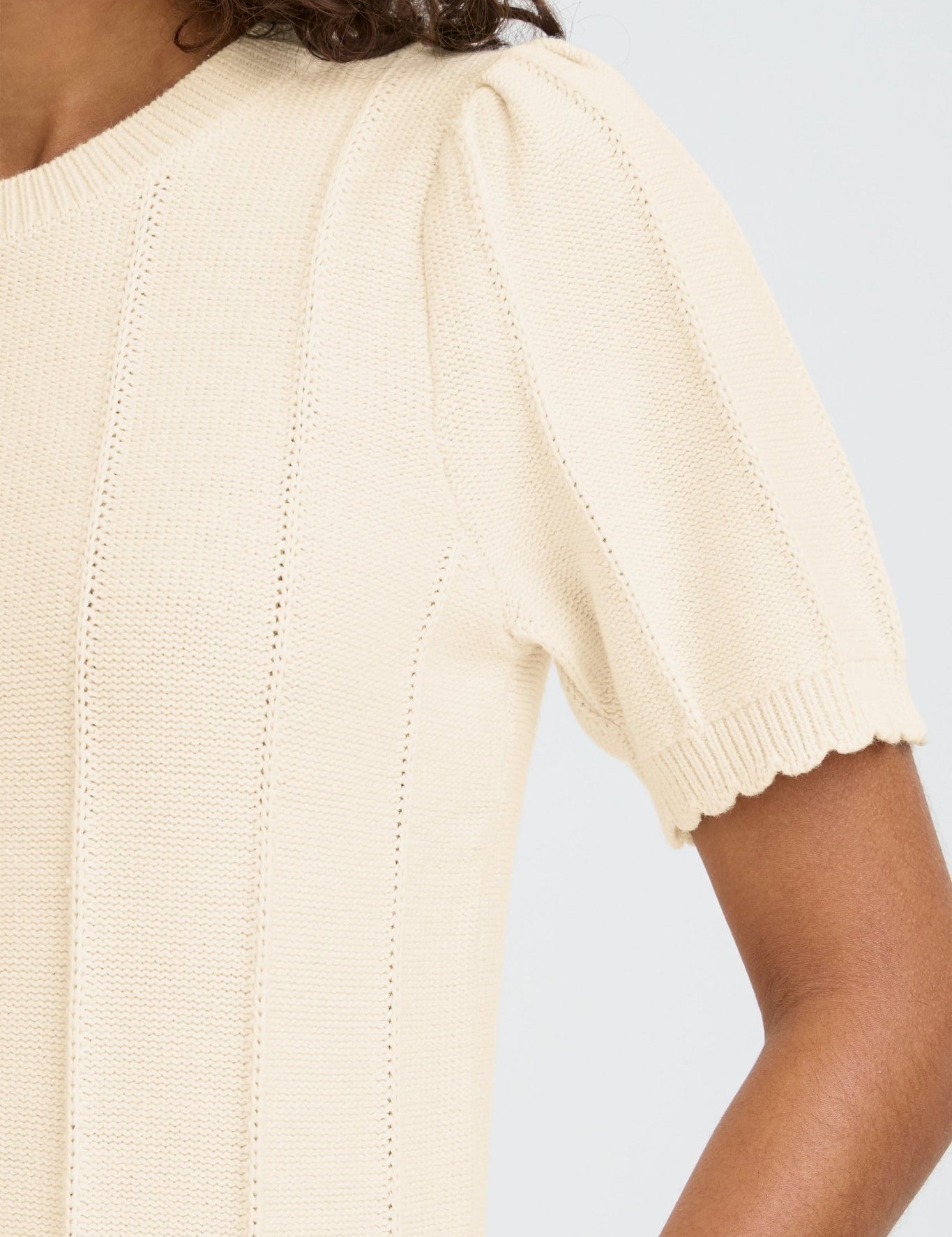 Kurzarm Strickshirt mit feiner Struktur in Creme - Blossom Hair & Fashion