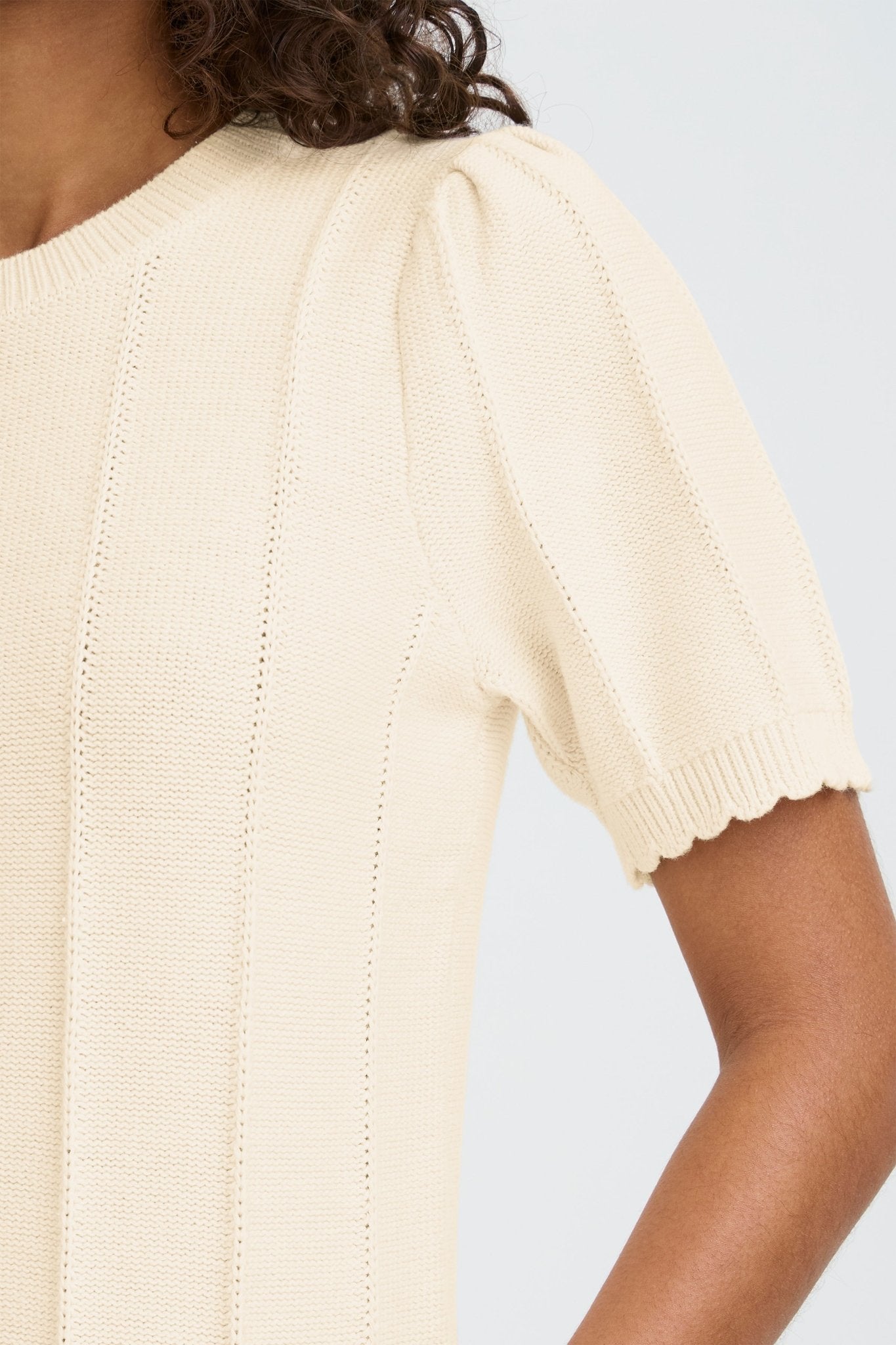 Kurzarm Strickshirt mit feiner Struktur in Creme - Blossom Hair & Fashion