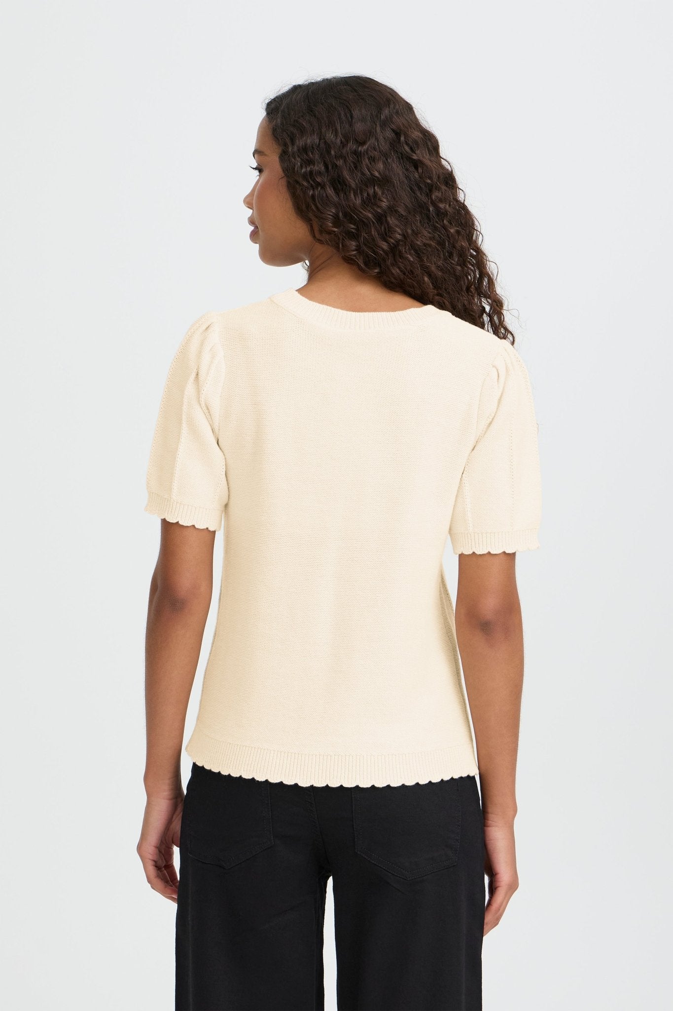 Kurzarm Strickshirt mit feiner Struktur in Creme - Blossom Hair & Fashion