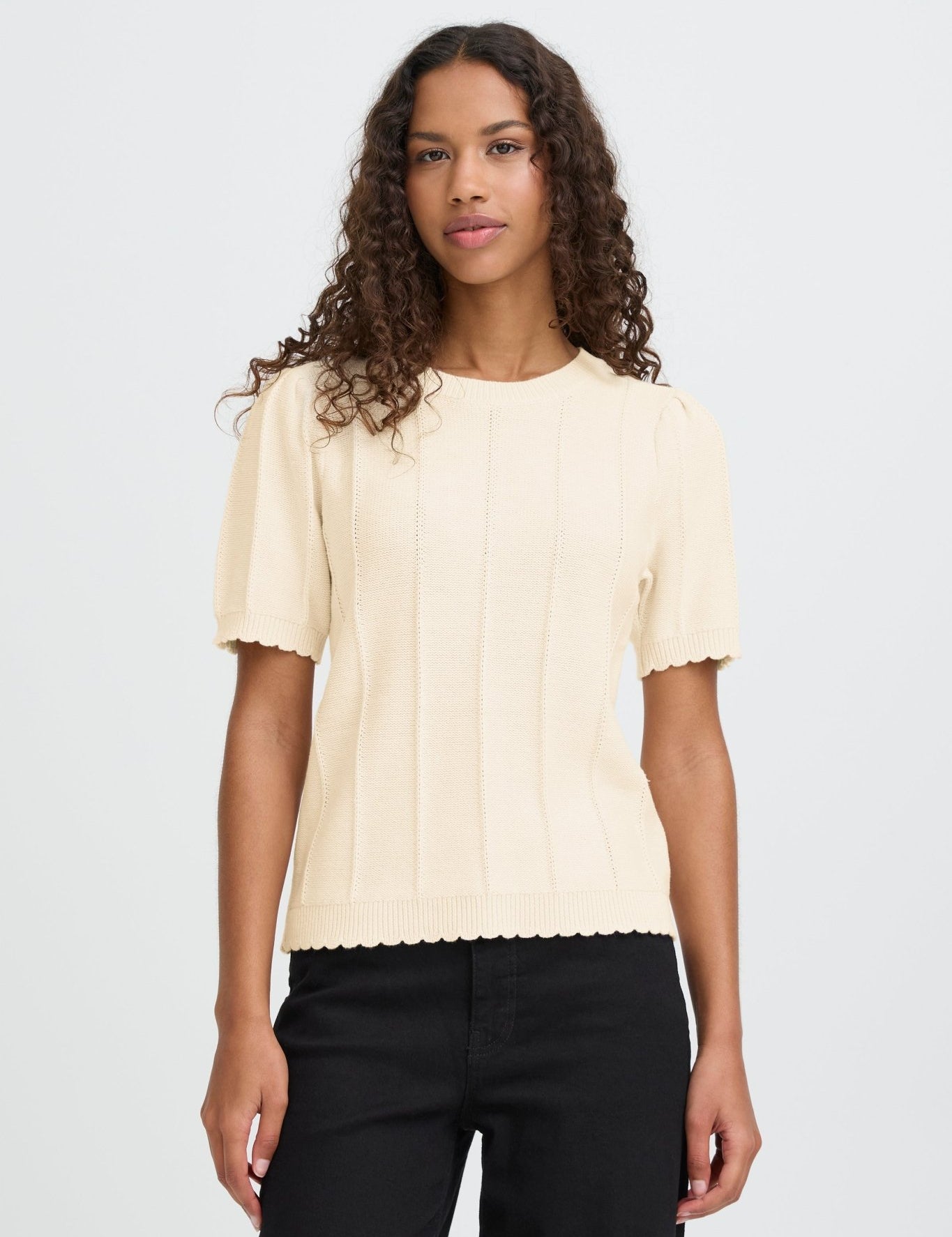 Kurzarm Strickshirt mit feiner Struktur in Creme - Blossom Hair & Fashion
