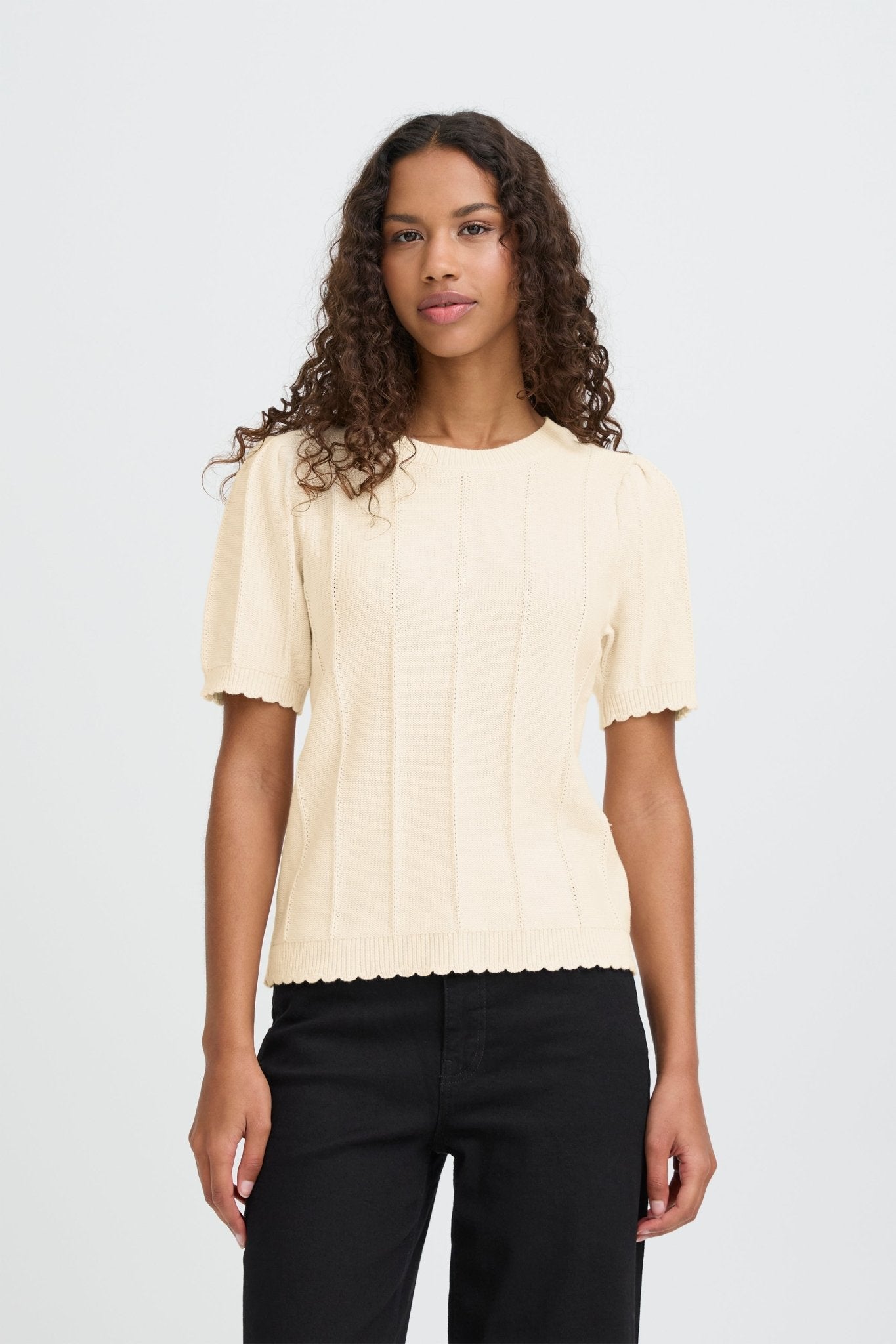 Kurzarm Strickshirt mit feiner Struktur in Creme - Blossom Hair & Fashion