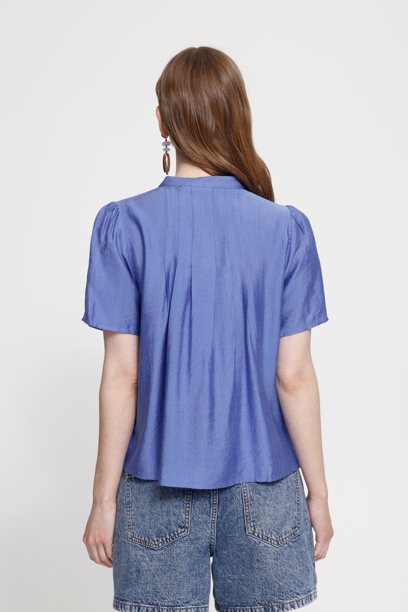 Kurzarmbluse mit Biesen in Blau oder Schwarz - Blossom Hair & Fashion