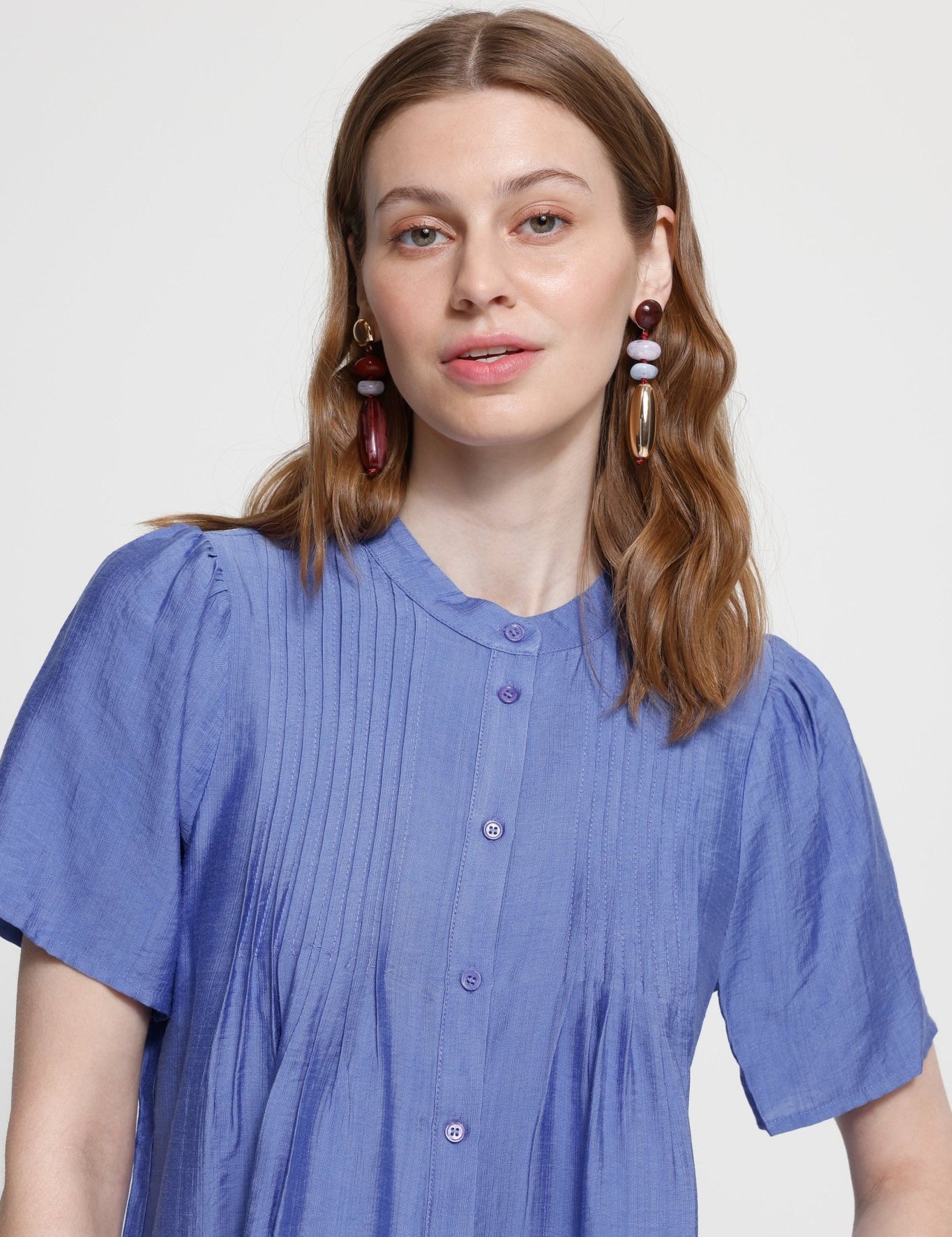 Kurzarmbluse mit Biesen in Blau oder Schwarz - Blossom Hair & Fashion