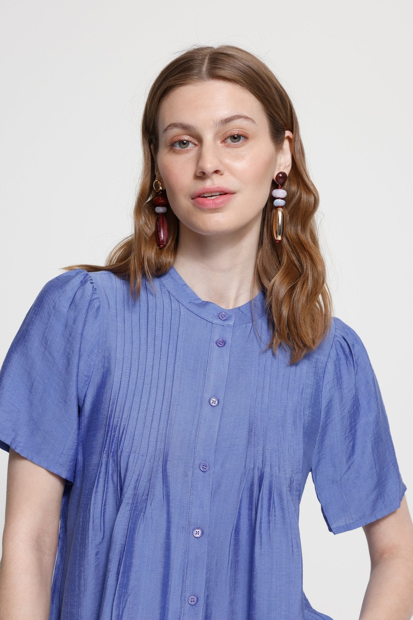 Kurzarmbluse mit Biesen in Blau oder Schwarz - Blossom Hair & Fashion