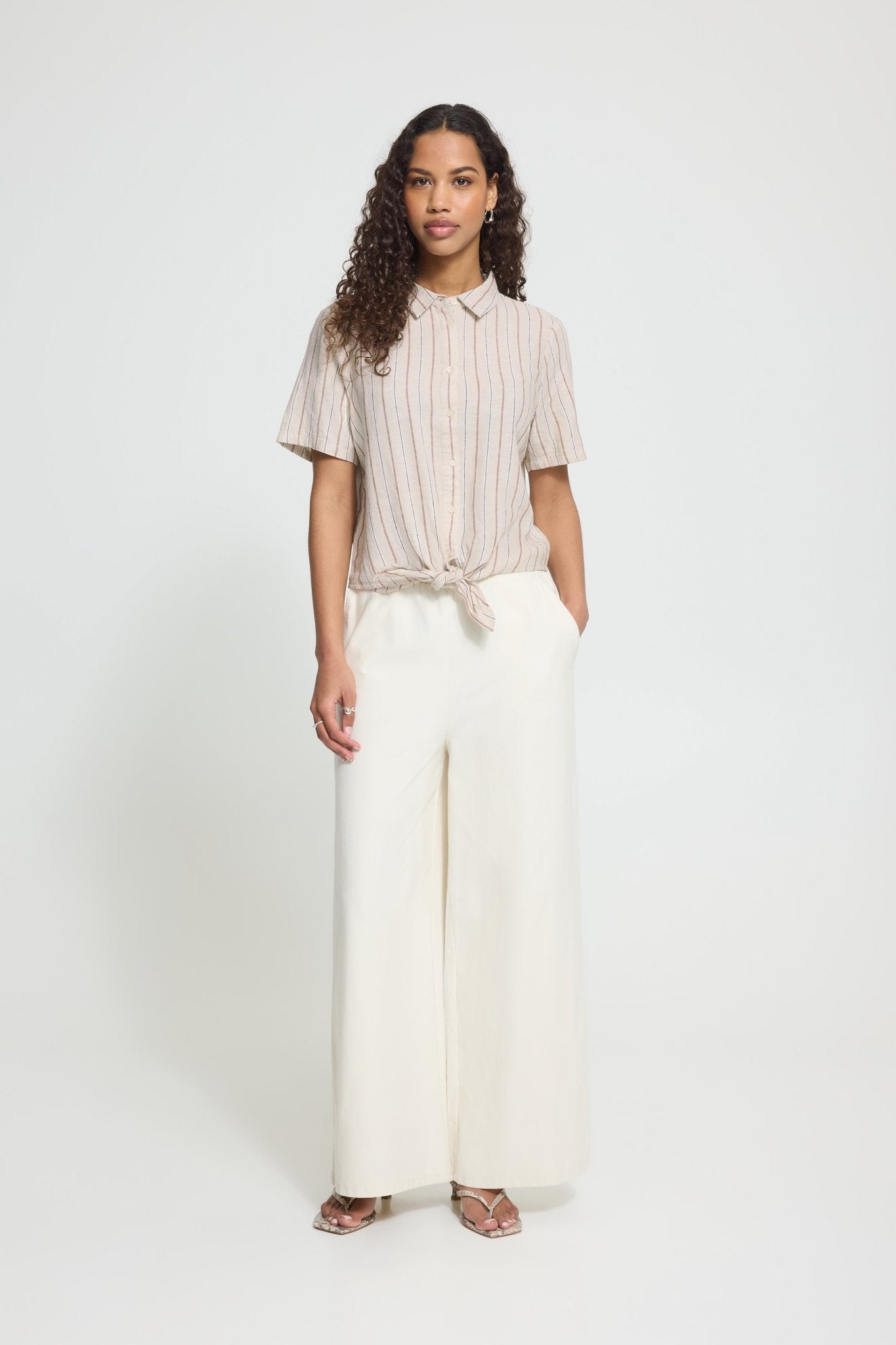 Kurzarmbluse mit Bindedetail gestreift oder beige - Blossom Hair & Fashion
