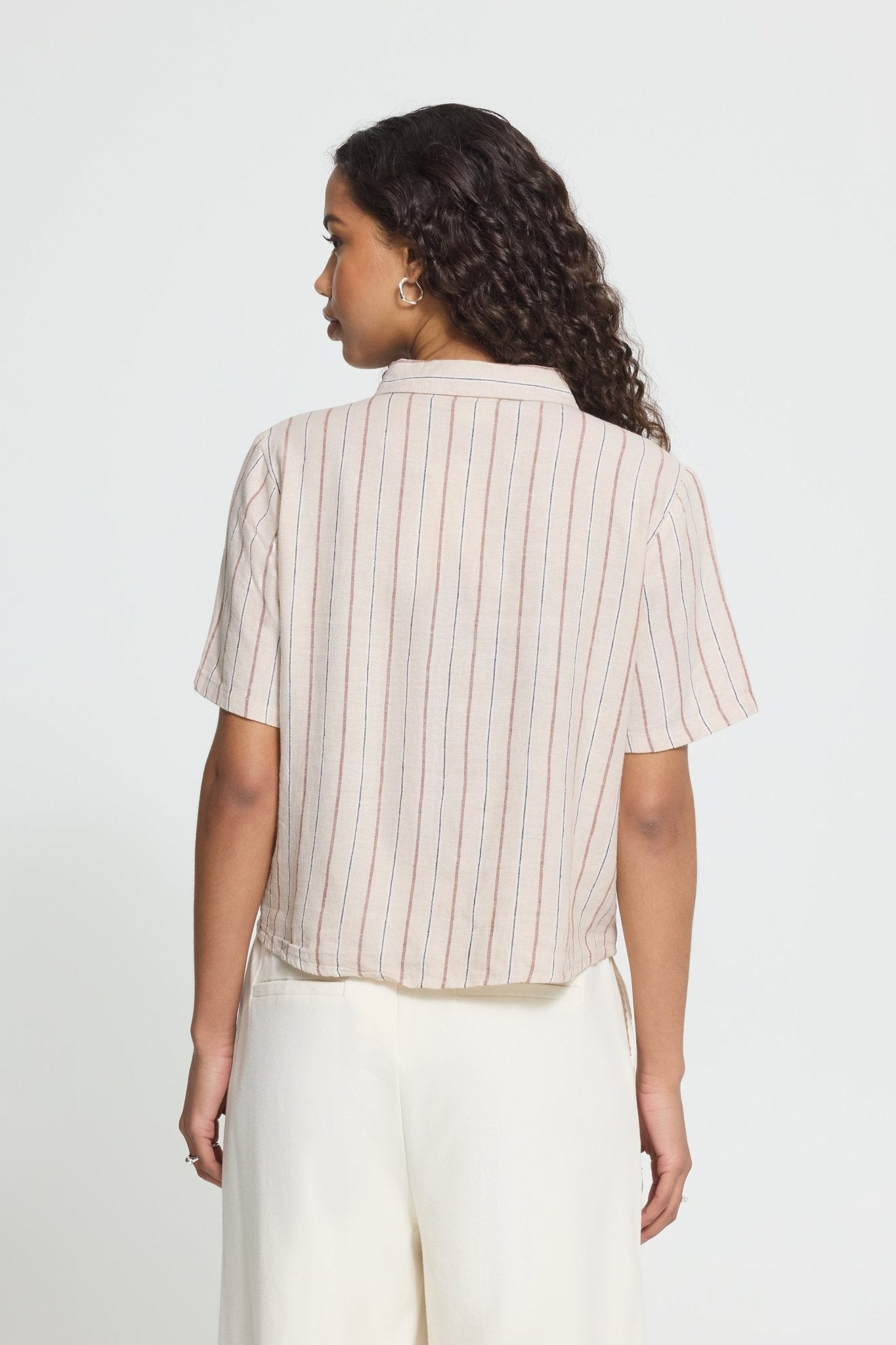 Kurzarmbluse mit Bindedetail gestreift oder beige - Blossom Hair & Fashion