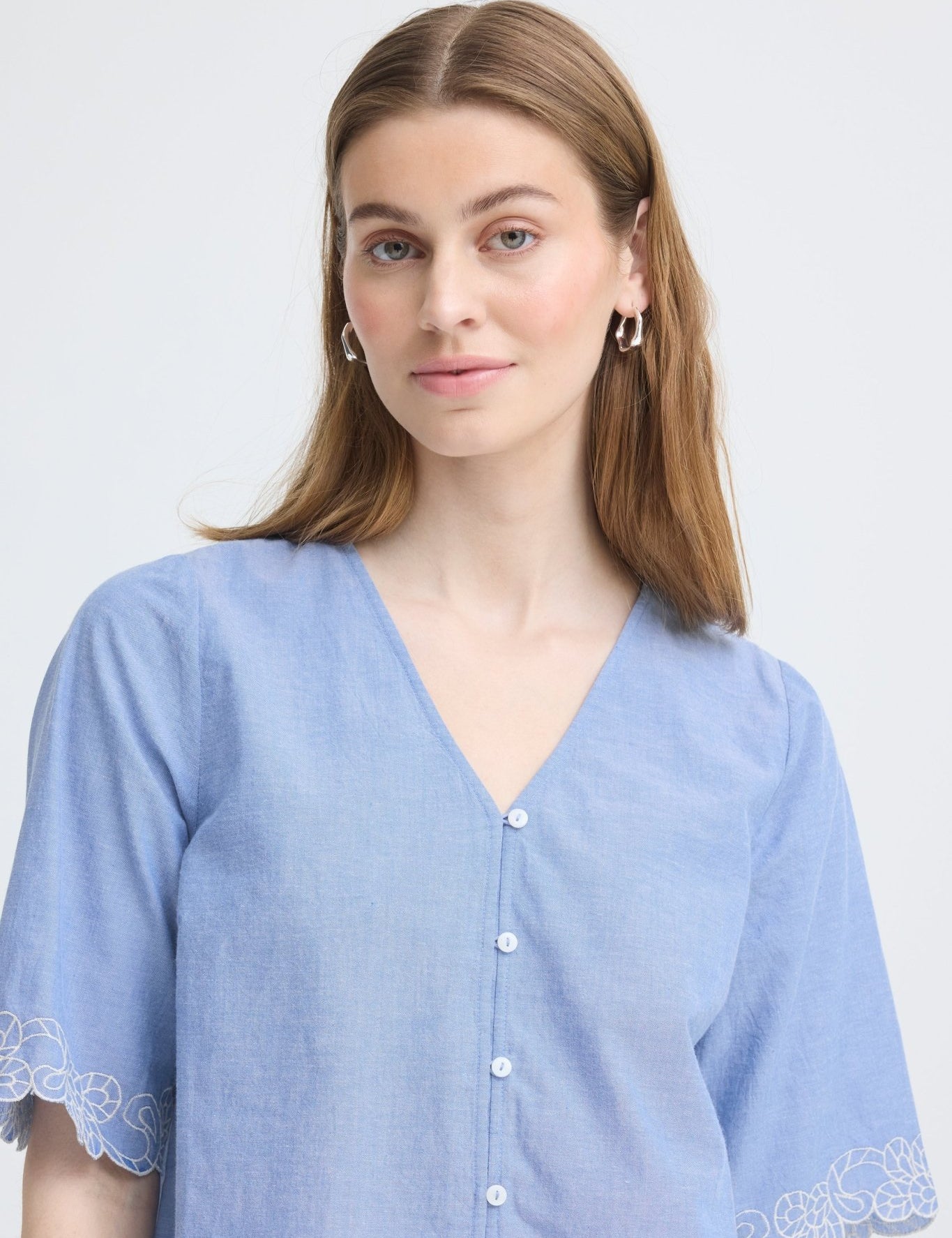 Kurzarmbluse mit Stickerei in Hellblau - Blossom Hair & Fashion
