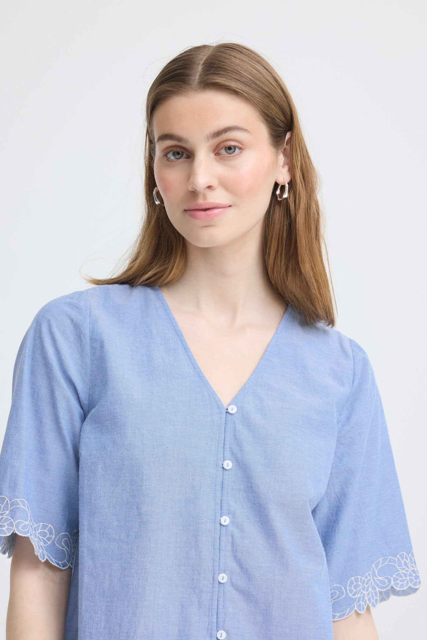 Kurzarmbluse mit Stickerei in Hellblau - Blossom Hair & Fashion