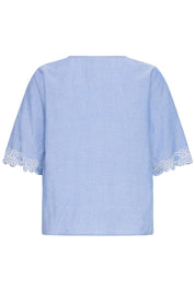 Kurzarmbluse mit Stickerei in Hellblau - Blossom Hair & Fashion