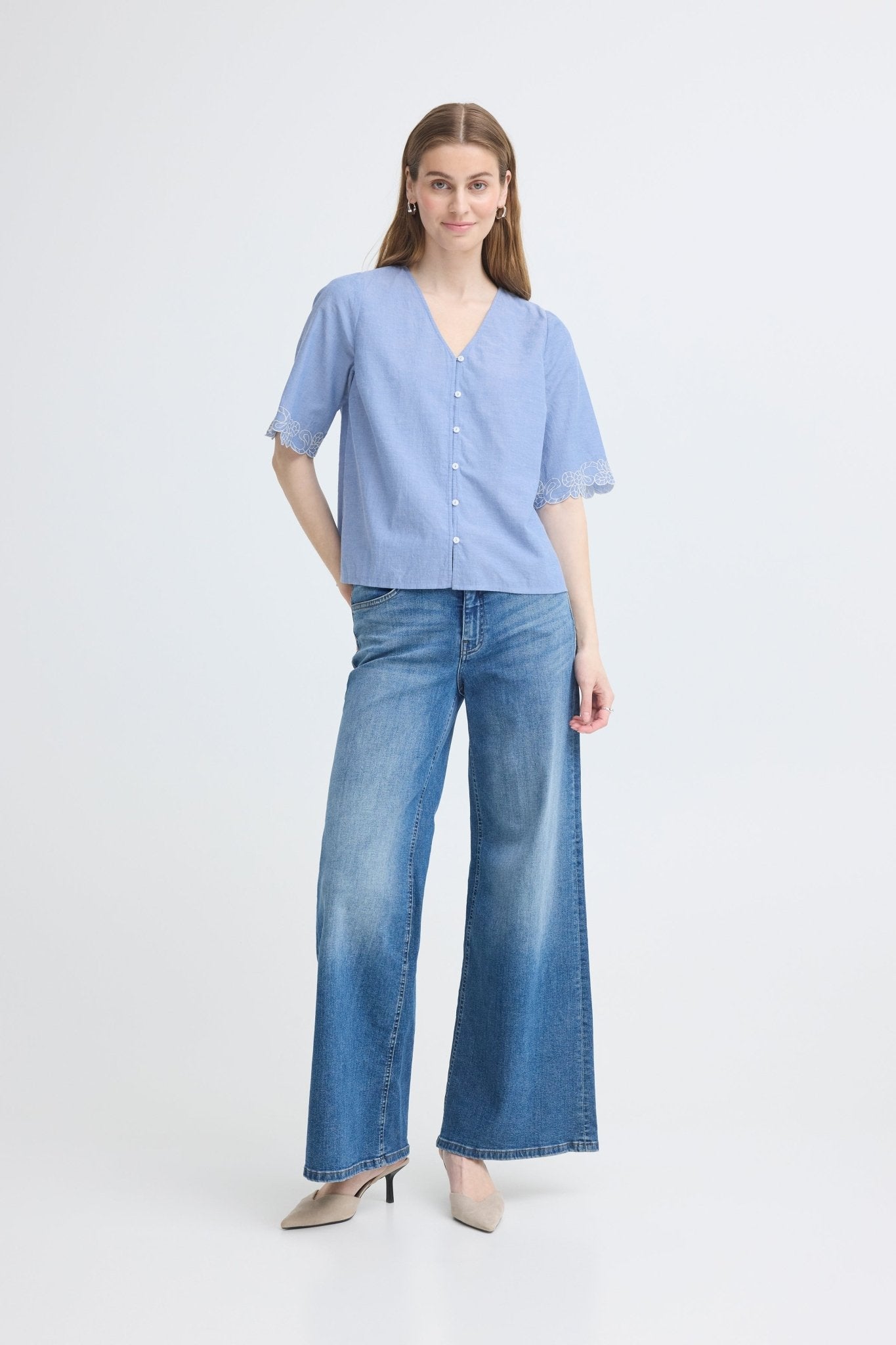 Kurzarmbluse mit Stickerei in Hellblau - Blossom Hair & Fashion