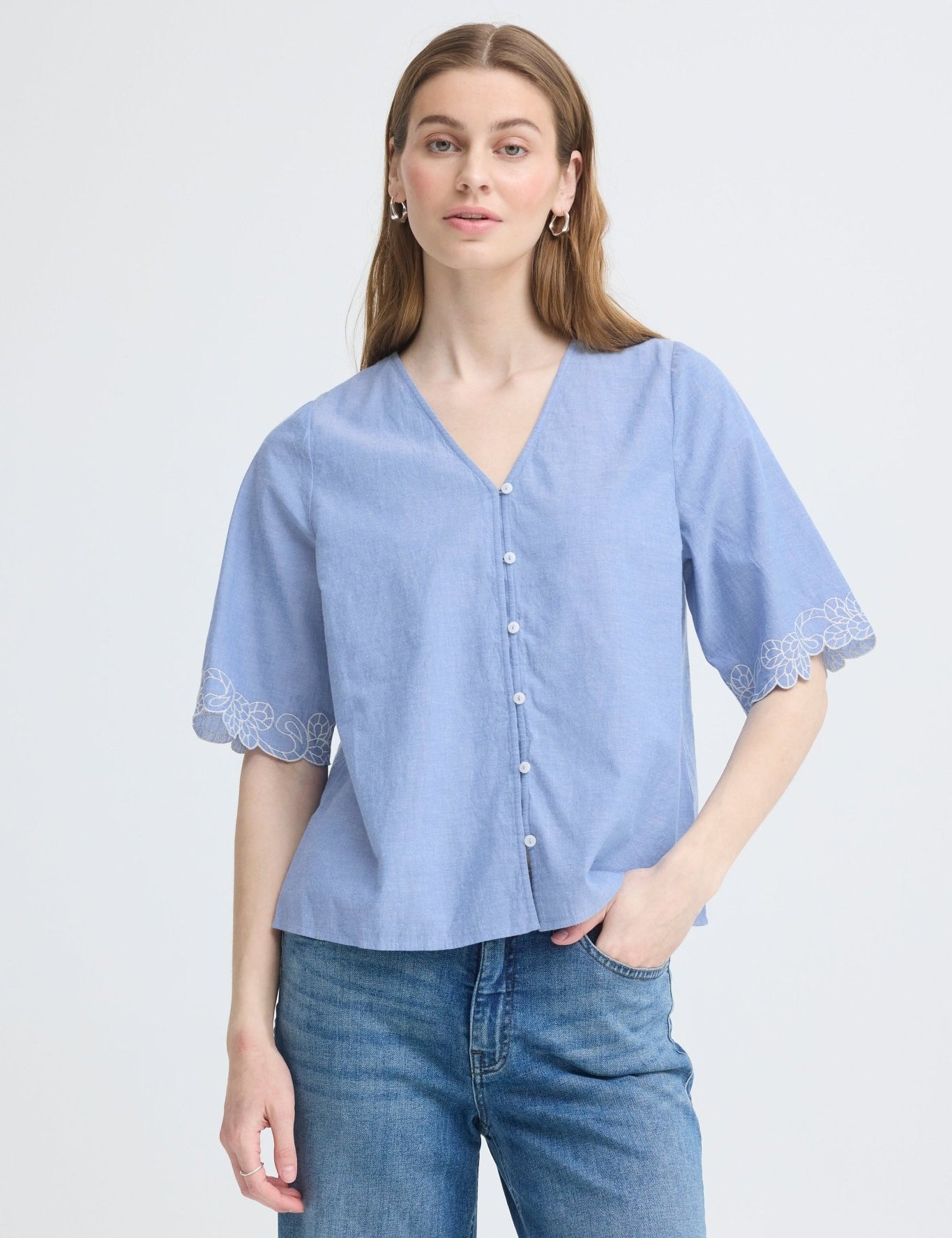 Kurzarmbluse mit Stickerei in Hellblau - Blossom Hair & Fashion