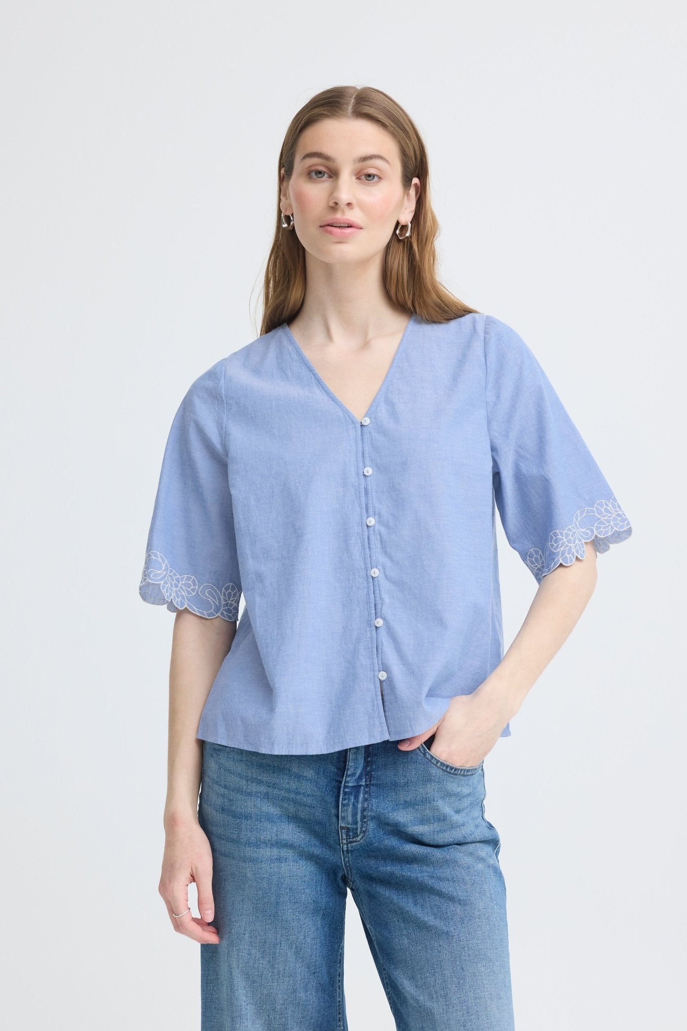 Kurzarmbluse mit Stickerei in Hellblau - Blossom Hair & Fashion