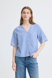 Kurzarmbluse mit Stickerei in Hellblau - Blossom Hair & Fashion