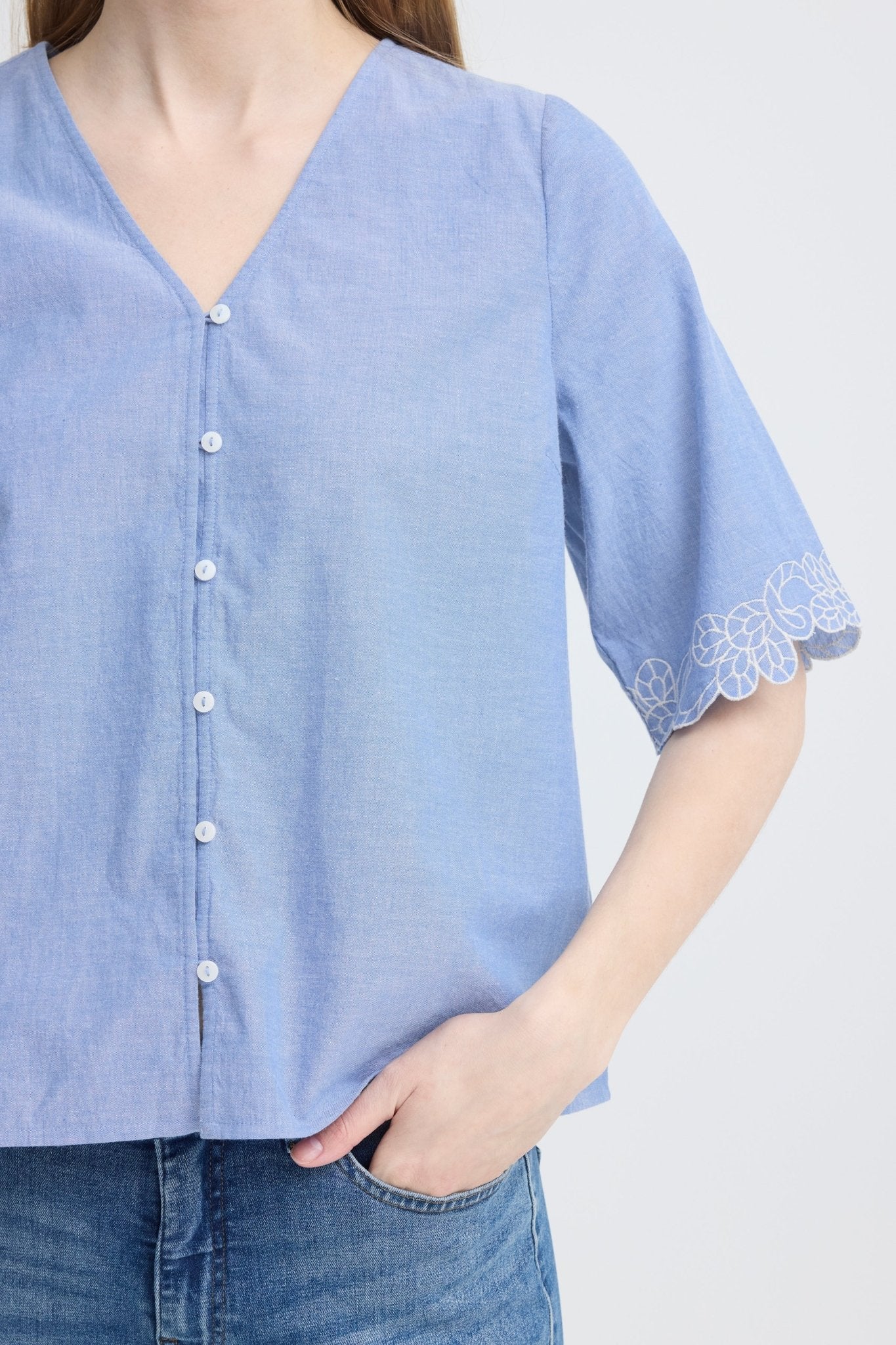 Kurzarmbluse mit Stickerei in Hellblau - Blossom Hair & Fashion