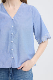 Kurzarmbluse mit Stickerei in Hellblau - Blossom Hair & Fashion