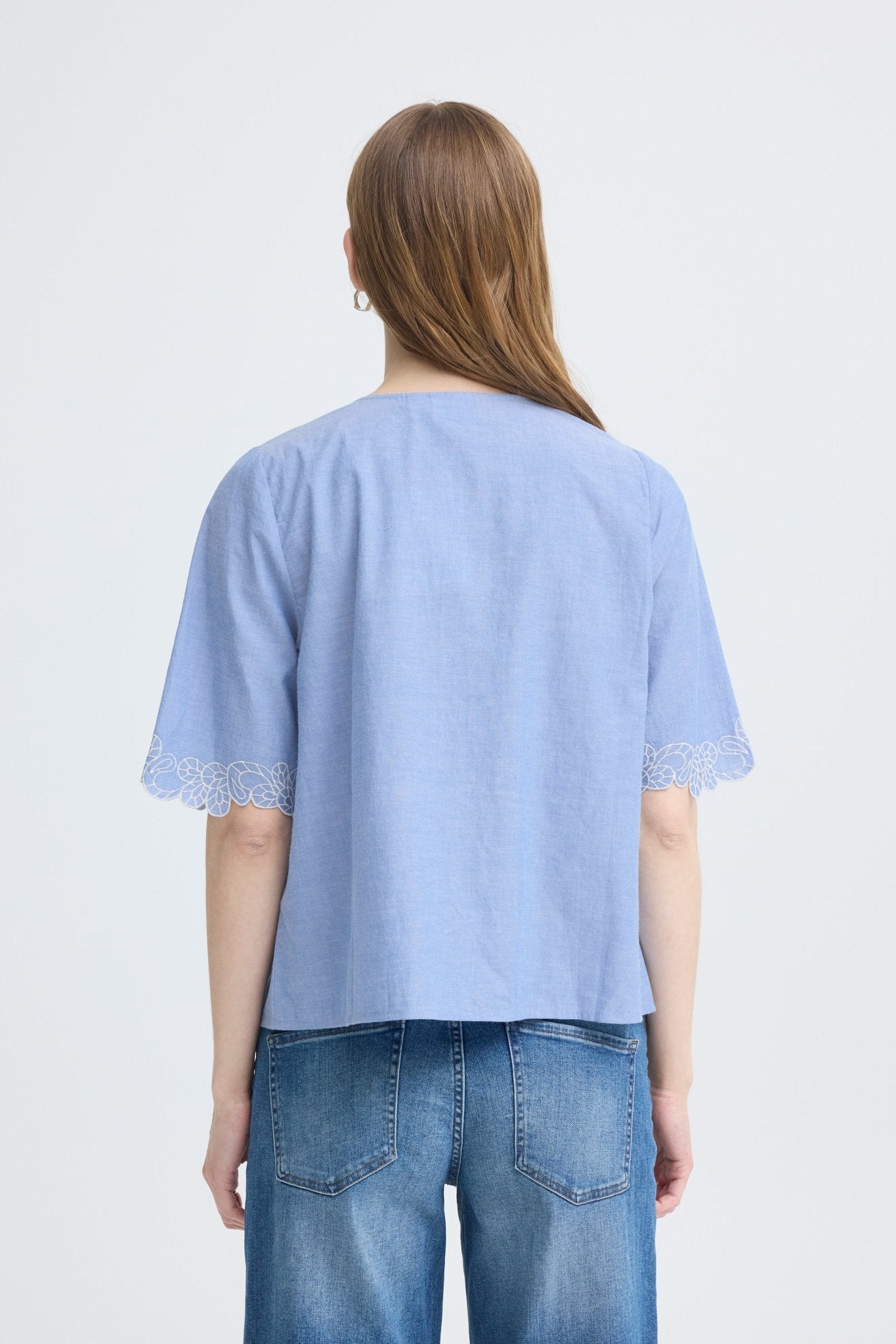 Kurzarmbluse mit Stickerei in Hellblau - Blossom Hair & Fashion